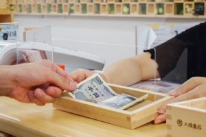 レジでのお金の受け渡しでもできる飛沫感染防止のアクリルと枡のパーテーション